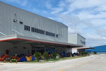 Lều ngủ được dựng ngoài hành lang nhà máy của Công ty TNHH công nghệ điện tử nghe nhìn BOE Việt Nam (Đồng Nai) sau khi hàng chục công nhân mắc Covid-19.