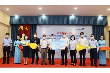 VietinBank trao biển tượng trưng tài trợ 2 xe cứu thương cho Bệnh viện Đà Nẵng, Trung tâm Y tế quận Sơn Trà, TP Đà Nẵng.