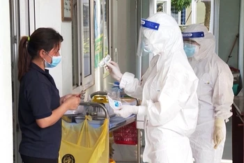 Nhân viên y tế chăm sóc, điều trị cho bệnh nhân mắc Covid-19 ở khu cách ly Bệnh viện đa khoa Lào Cai.