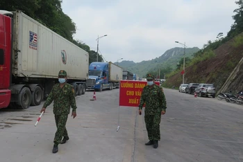 Xe chở hàng nông sản đang chờ làm thủ tục thông quan qua cửa khẩu Tân Thanh, Lạng Sơn.