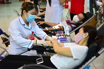Một phần lượng máu hiến tặng sẽ được Viện Huyết học - Truyền máu Trung ương điều phối, hỗ trợ các bệnh viện ở các tỉnh phía nam để điều trị, cấp cứu cho bệnh nhân Covid-19.