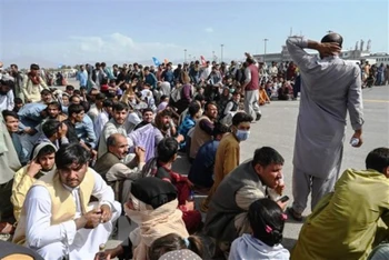 Đám đông người sơ tán chờ đợi được rời khỏi Afghanistan tại sân bay quốc tế ở Kabul, ngày 16/8, khi Taliban tuyên bố kiểm soát quốc gia Tây Nam Á. (Ảnh: AFP/TTXVN)