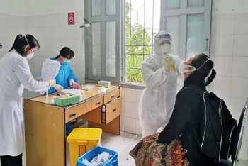 Lấy mẫu xét nghiệm nhanh Covid-19 tại Trung tâm Kiểm soát bệnh tật tỉnh Lâm Đồng.