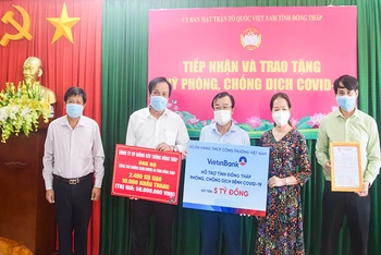 Thường trực Ủy ban Mặt trận Tổ quốc Việt Nam tỉnh Đồng Tháp nhận bảng tượng trưng doanh nghiệp ủng hộ Quỹ Phòng, chống dịch Covid-19.