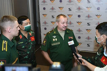 Thiếu tướng Alexander Peryazev trả lời phỏng vấn báo chí Việt Nam tại Moskva, Liên bang Nga, ngày 17/8. Ảnh: TRỌNG HẢI