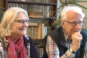 Giáo sư, Tiến sĩ Günter Giesenfeld cùng vợ là bà Marianne Ngo. (Ảnh: Mạnh Hùng/TTXVN)