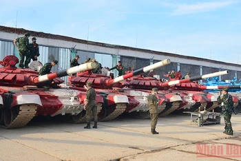 4 chiếc xe tăng màu đỏ được ban tổ chức Army Games 2021 chuẩn bị cho đội tuyển Xe tăng Việt Nam.
