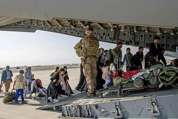 Máy bay quân sự chở công dân Anh và công dân hai quốc tịch sống tại Afghanistan rời khỏi sân bay Kabul, ngày 16/8. (Ảnh: Reuters)