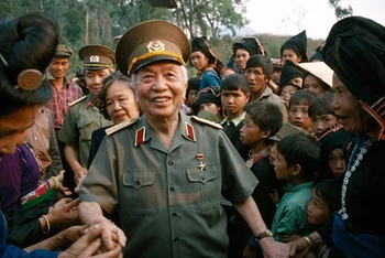Đồng bào các dân tộc tại xã Mường Phăng, huyện Điện Biên đón Đại tướng Võ Nguyên Giáp trở lại khu Sở chỉ huy chiến dịch Điện Biên Phủ, năm 2004. (Ảnh tư liệu)
