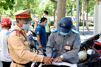 Các lực lượng chức năng kiểm tra nhắc nhở và xử phạt các trường hợp vi phạm trên tuyến đường Lê Mao, vào sáng 18/8.