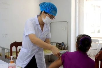 Tình nguyện viên ở huyện Vũ Thư (tỉnh Thái Bình) tham gia tiêm thử nghiệm lâm sàng vaccine Covivac.