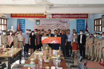 Toàn cảnh Lễ tài trợ học bổng và các giải pháp công nghệ của Star Telecom tặng Trường song ngữ Lào - Việt Nam, chiều 18/8.