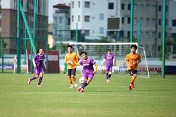 Đội tuyển nữ quốc gia (áo tím) thi đấu giao hữu với U15 nam futsal Thái Sơn Bắc. (Ảnh: VFF)