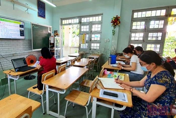 Các cô giáo Trường Tiểu học Phan Đình Phùng tham gia tập huấn trực tuyến Chương trình giáo dục phổ thông 2018.