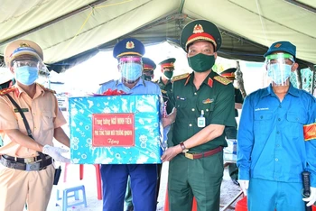 Đoàn công tác Bộ Quốc phòng tặng quà cho cán bộ chốt kiểm soát phòng, chống dịch tại xã Tân Hương, huyện Châu Thành (Tiền Giang).