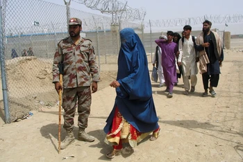 Những người Afghanistan sang Pakistan thông qua Cổng Hữu nghị tại biên giới hai nước, ngày 17/8. (Ảnh: Reuters)