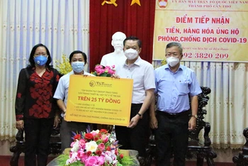 Đại diện Tập đoàn T&T Group trao tặng gói trang thiết bị, vật tư y tế trị giá trên 25 tỷ đồng cho ông Dương Tấn Hiển, Phó Chủ tịch Thường trực UBND TP Cần Thơ (thứ hai từ phải sang).