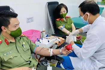 Các chiến sĩ trẻ thuộc Công an quận Tây Hồ hiến máu hỗ trợ đồng đội phẫu thuật ở bệnh viện Việt Đức.