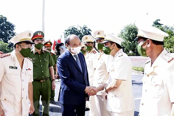 Chủ tịch nước Nguyễn Xuân Phúc với cán bộ Trại giam Ngọc Lý. (Ảnh: TTXVN)