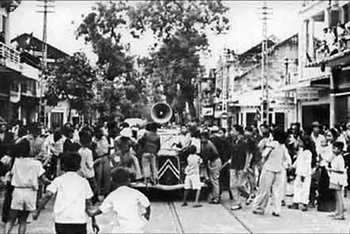 Xe loa phát lệnh Tổng khởi nghĩa Cách mạng Tháng Tám năm 1945 tại Hà Nội. Ảnh tư liệu 