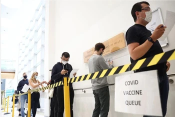 Người dân tại London, Anh, xếp hàng tiêm vaccine ngừa Covid-19. (Ảnh: Reuters)