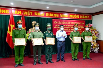 Chủ tịch UBND tỉnh Điện Biên Lê Thành Đô trao Bằng khen tặng các tập thể, cá nhân phá thành công chuyên án.