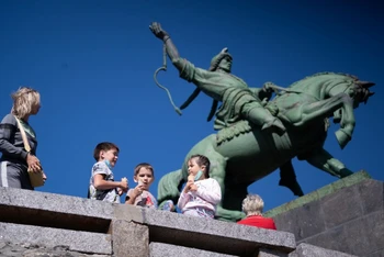 Trẻ em thăm tượng đài ở TP Ufa (CH Bashkortostan, LB Nga). (Ảnh: Thanh Thể)