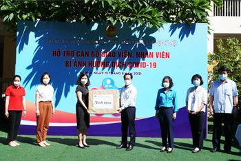 Giám đốc Sở Giáo dục và Đào tạo Hà Nội Trần Thế Cương trao quà tại Trường mẫu giáo Việt-Triều hữu nghị. Ảnh: THANH TÙNG/TTXVN
