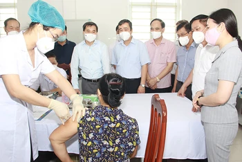 Tiêm thử nghiệm lâm sàng vaccine Covivac cho tình nguyện viên tại Trung tâm Y tế huyện Vũ Thư - tỉnh Thái Bình. (Ảnh: Bộ Y tế)