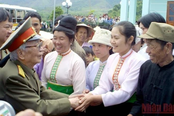 Đồng bào Điện Biên xúc động đón Đại tướng Võ Nguyên Giáp về thăm lại chiến trường Điện Biên Phủ.