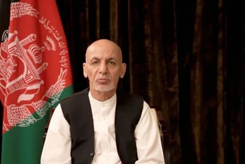 Tổng thống Afghanistan Ashraf Ghani trong video clip đăng trên mạng xã hội ngày 18/8. (Ảnh: Reuters)