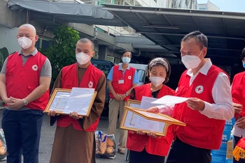 Hội Chữ thập đỏ TP Hồ Chí Minh khen thưởng đột xuất các tình nguyện viên Câu lạc bộ “Chuyến xe nghĩa tình”.