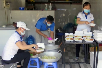 Bếp nhà từ tâm (thuộc Trung ương Hội Liên hiệp Thanh niên Việt Nam) mỗi buổi nấu từ 150 đến 200 suất ăn cho lực lượng tuyến đầu. (Ảnh: TTXVN)