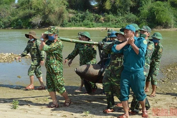 Lực lượng bộ đội đưa quả bom đến nơi hủy nổ an toàn.