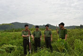Đại tá Phạm Trường Giang, Giám đốc Công an tỉnh Phú Thọ (trái) kiểm tra tiến độ trồng rừng.