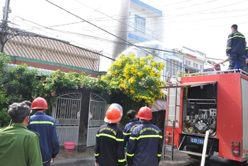 Lực lượng phòng cháy chữa cháy và cứu nạn cứu hộ triển khai chữa cháy.