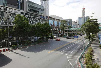 Đường phố thủ đô Bangkok vắng vẻ do các lệnh phong tỏa. (Ảnh: Bưu điện Bangkok)