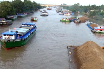 Kênh Chợ Gạo - tuyến vận tải thủy trọng điểm khu vực đồng bằng sông Cửu Long. (Ảnh: Cục Đường thủy nội địa Việt Nam cung cấp)