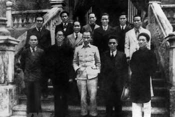 Chủ tịch Hồ Chí Minh và các thành viên Hội đồng Chính phủ lâm thời nước Việt Nam Dân chủ Cộng hòa ra mắt sau phiên họp đầu tiên, sáng 3/9/1945. (Ảnh: TTXVN)