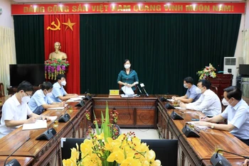 Bí thư Tỉnh ủy Bắc Ninh Đào Hồng Lan làm việc với lãnh đạo huyện Lương Tài về công tác phòng, chống dịch Covid-19. 