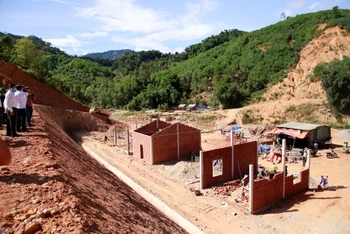 Lãnh đạo tỉnh kiểm tra xây dựng khu tái định cư tại xã Phước Thành.