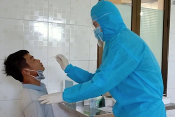 Thông qua nguồn tài trợ, Bệnh viện đa khoa Hoàng An dành 2.000 sinh phẩm xét nghiệm nhanh giá rẻ phục vụ người dân nghèo, người lao động.