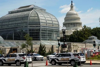 Xe của Cảnh sát Đồi Capitol  và các lực lượng khác ở bên ngoài Đồi Capitol, tại Washington, ngày 19/8. (Ảnh: Reuters)