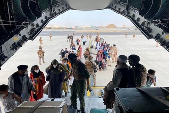 Công dân Tây Ban Nha sống tại Afghanistan và công dân Afghanistan lên máy bay quân sự tại sân bay quốc tế Hamid Karzai để rời khỏi Kabul, ngày 18/8. (Ảnh: Bộ Quốc phòng Tây Ban Nha/Reuters)