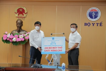 Bộ trưởng Y tế Nguyễn Thanh Long nhận máy thở từ Chủ tịch HĐTV Petrovietnam Hoàng Quốc Vượng.