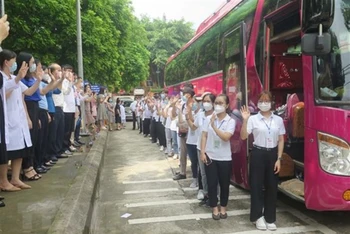 Đến nay, có gần 1.000 cán bộ, bác sĩ, sinh viên Đại học Y - Dược Thái Nguyên chi viện cho các tỉnh chống dịch. (Ảnh: TTXVN)
