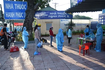 Công dân xếp hàng xét nghiệm nhanh Covid-19 trước khi lên đường về quê tỉnh Đắk Lắk.