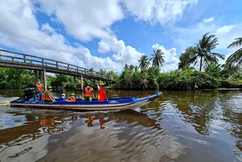 Hoạt động tuần tra, kiểm soát người nhập tỉnh tuyến đường thủy vùng giáp ranh tỉnh Cà Mau.