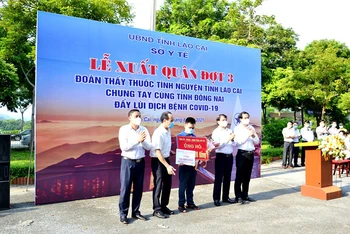 Lãnh đạo tỉnh Lào Cai trao tặng hoa và 100 triệu đồng cho Đoàn công tác lên đường giúp tỉnh Đồng Nai phòng, chống dịch Covid-19.