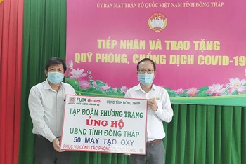 Tỉnh Đồng Tháp nhận bảng tượng trưng Tập đoàn Phương Trang ủng hộ Quỹ phòng, chống dịch Covid-19. 